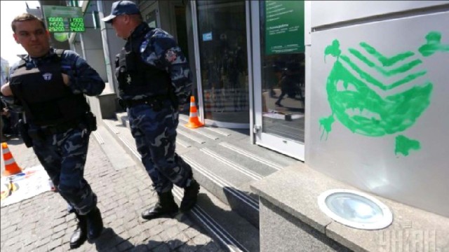 E`volyutsiya-teper---Azov---blokiruet-bankomatyi-rossiyskih-bankov.jpg